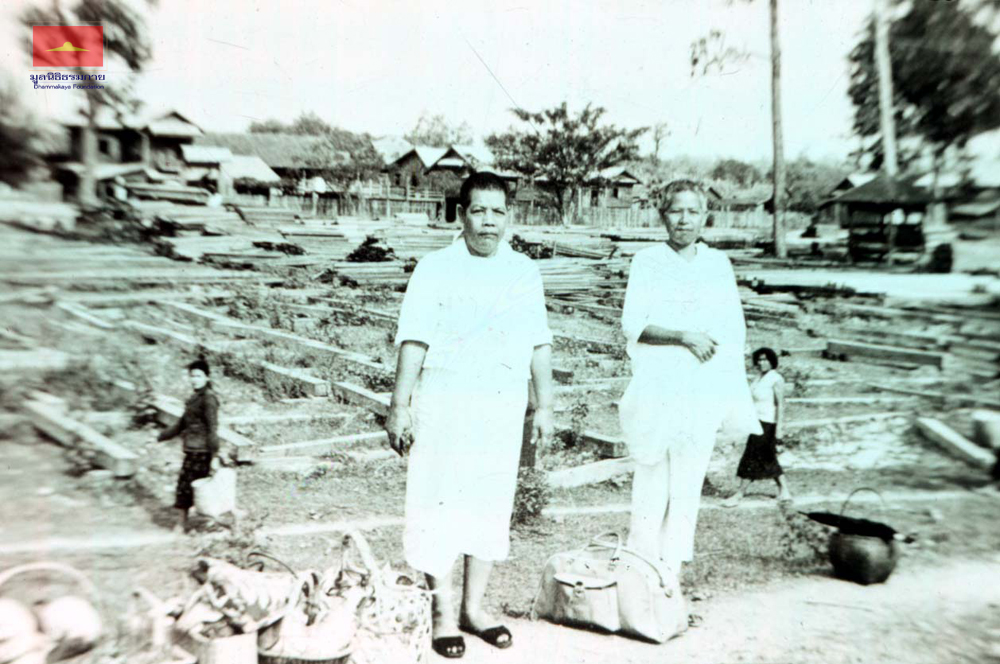 (ซ้าย) มหารัตนอุบาสิกาทองสุก สำแดงปั้น